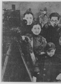 女子扒开尿口让男人捅